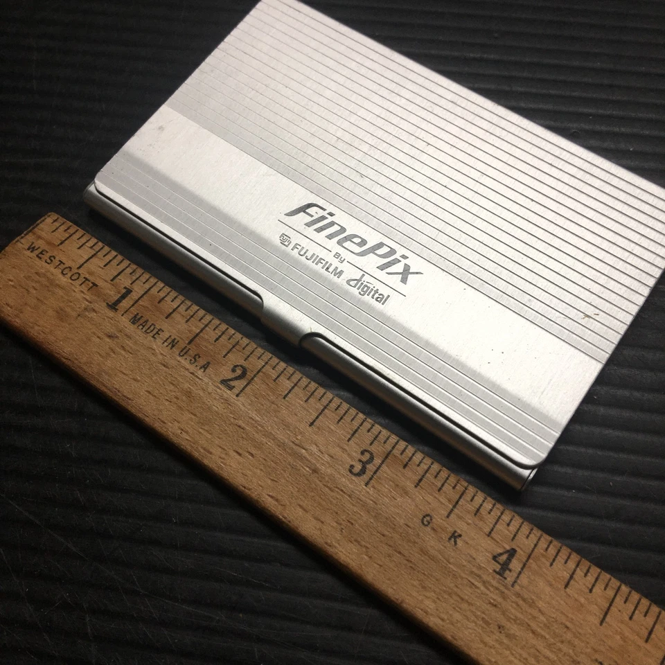 Estuche para tarjetas de identificación de aluminio plateado digital FinePix Fujifilm de colección de los años 90 3,70" Foto 4 de 4