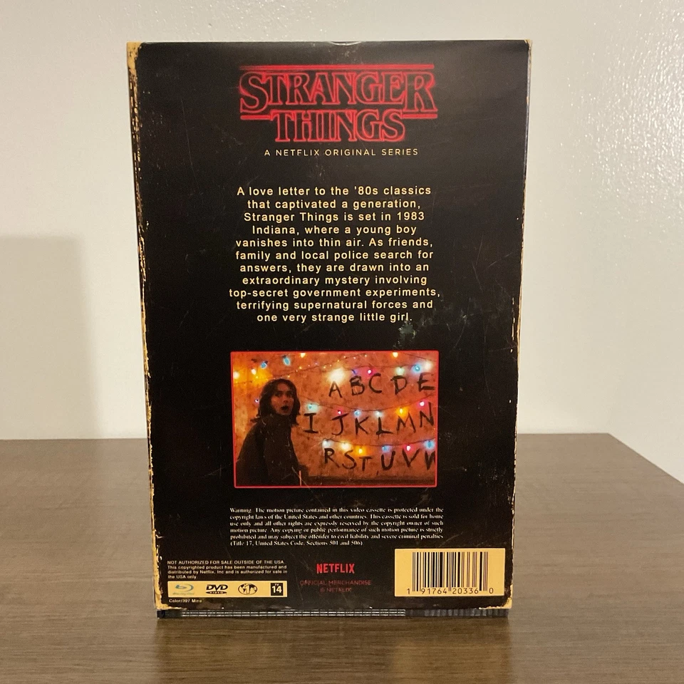 Stranger Things Season 1 Collectors Edition Retro VHS Box DVD Set Foto 3 de 4