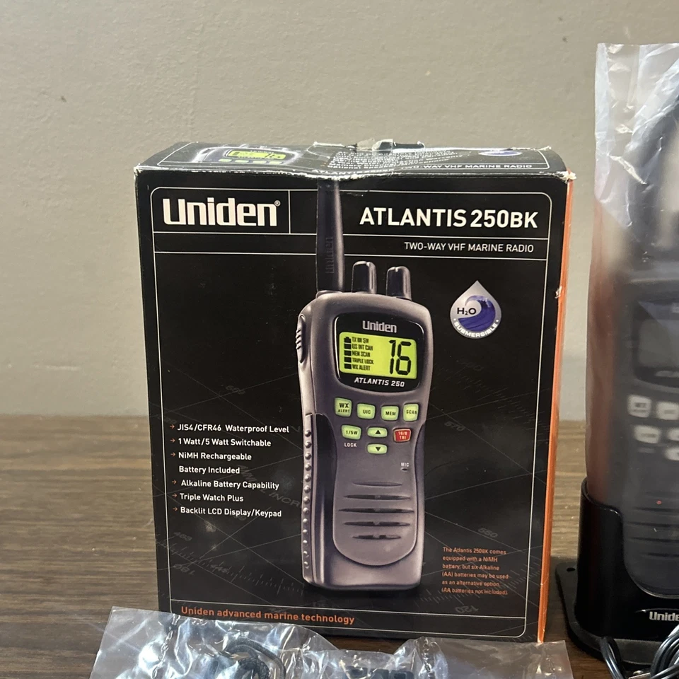 Uniden Atlantis 250 手持式船用 - 白色 完整 带充电器 + 更多二手二手状况完好 — 第 2/4 张图片