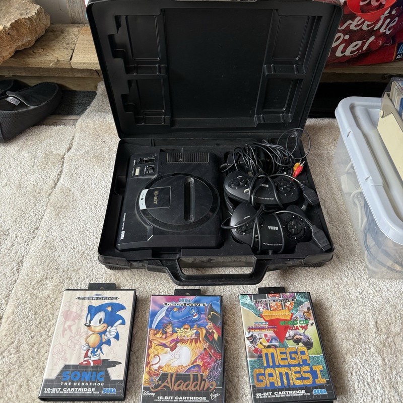 SEGA Mega Drive II PAL Bundle w/ Carry Case Sonic Aladdin
