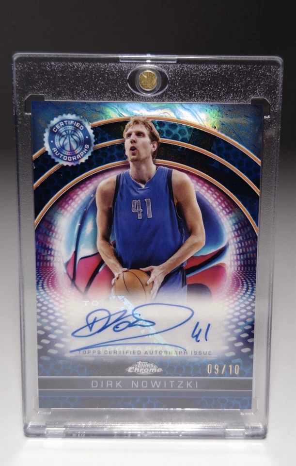 Dirk Nowitzki 2024-25 Topps Cromo Pegatina Automática/10 Raro SP Dallas Mavericks Salón de la fama Foto 3 de 3