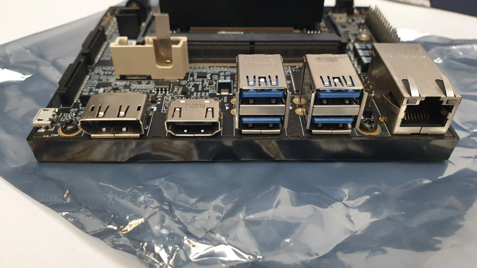 I/O edge: DisplayPort, HDMI, four USB 3 ports, Gigabit Ethernet