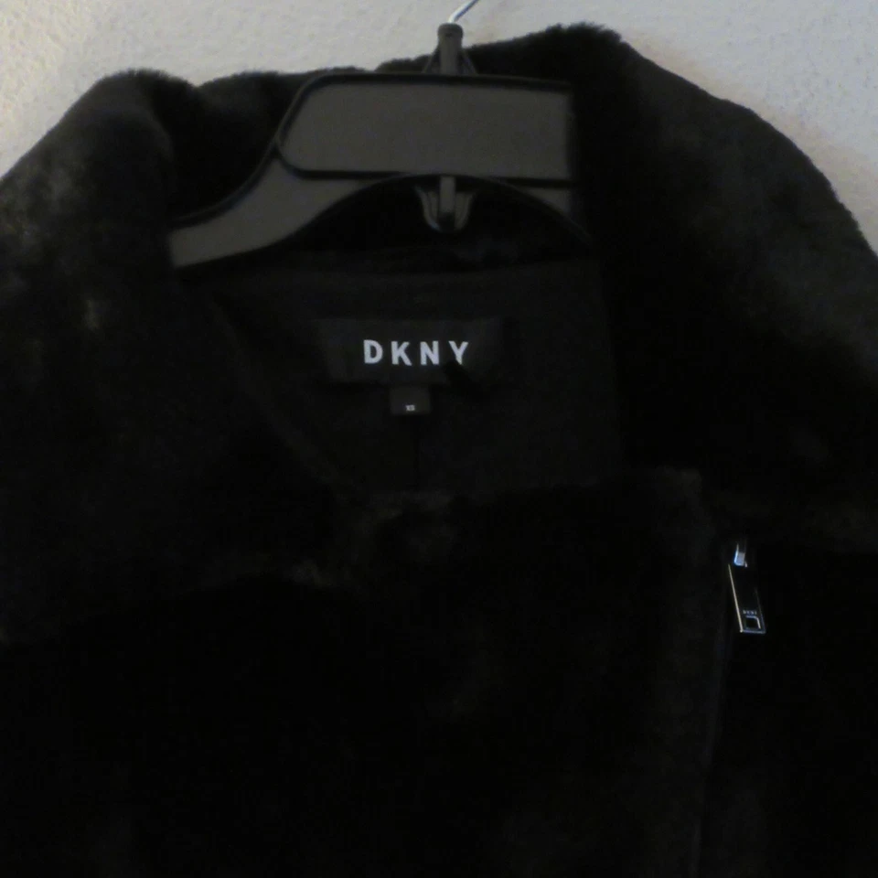 Chaqueta de moto DKNY para mujer de piel sintética con cremallera frontal hebilla lateral negra XS B2 Foto 2 de 4
