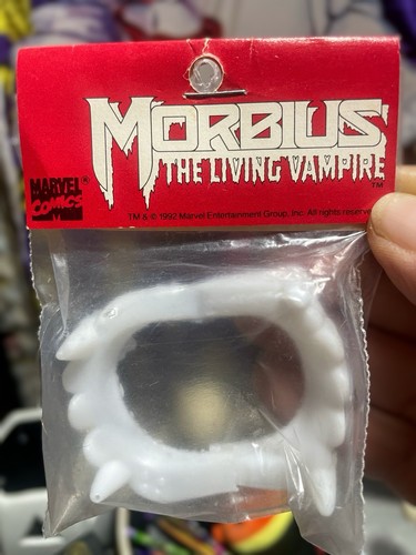 Marvel’s „Morbius: The Living Vampire“ Plastikzähne | Halloween | Vintage 1992 - Bild 1 von 4