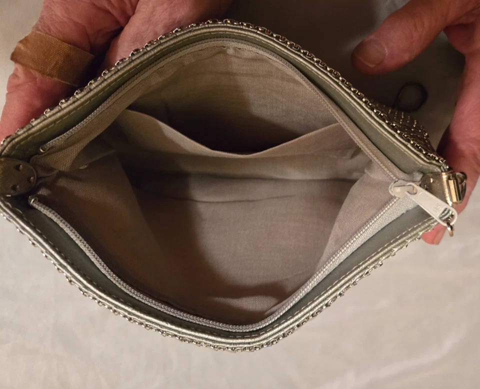 Bolso de hombro de malla plateada con cadena etiqueta plateada con AE Appx 9" x 6" Foto 4 de 4