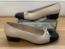 EUC SALVATORE FERRAGAMO BEIGE/BLACK 2-TONE SPECTATOR PUMPS/SHOES SIZE 5B