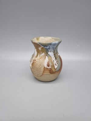 Eine Peter Curtis für Millbrook Keramik Studio Vase mit Tropfglasur Dekoration.