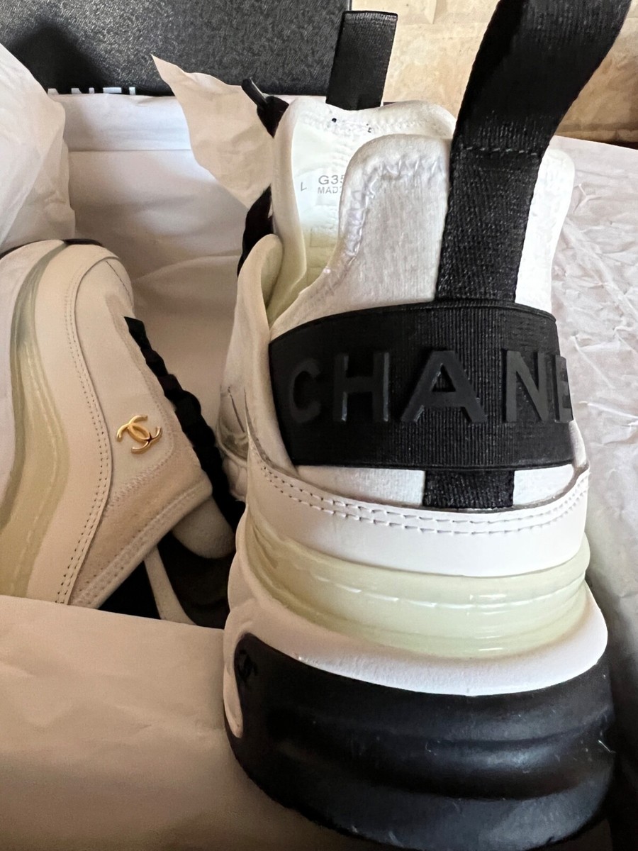 Chanel 22P NEW TAGS ECRU WHITE CALFSKIN GOLD CHANEL CC LOGO