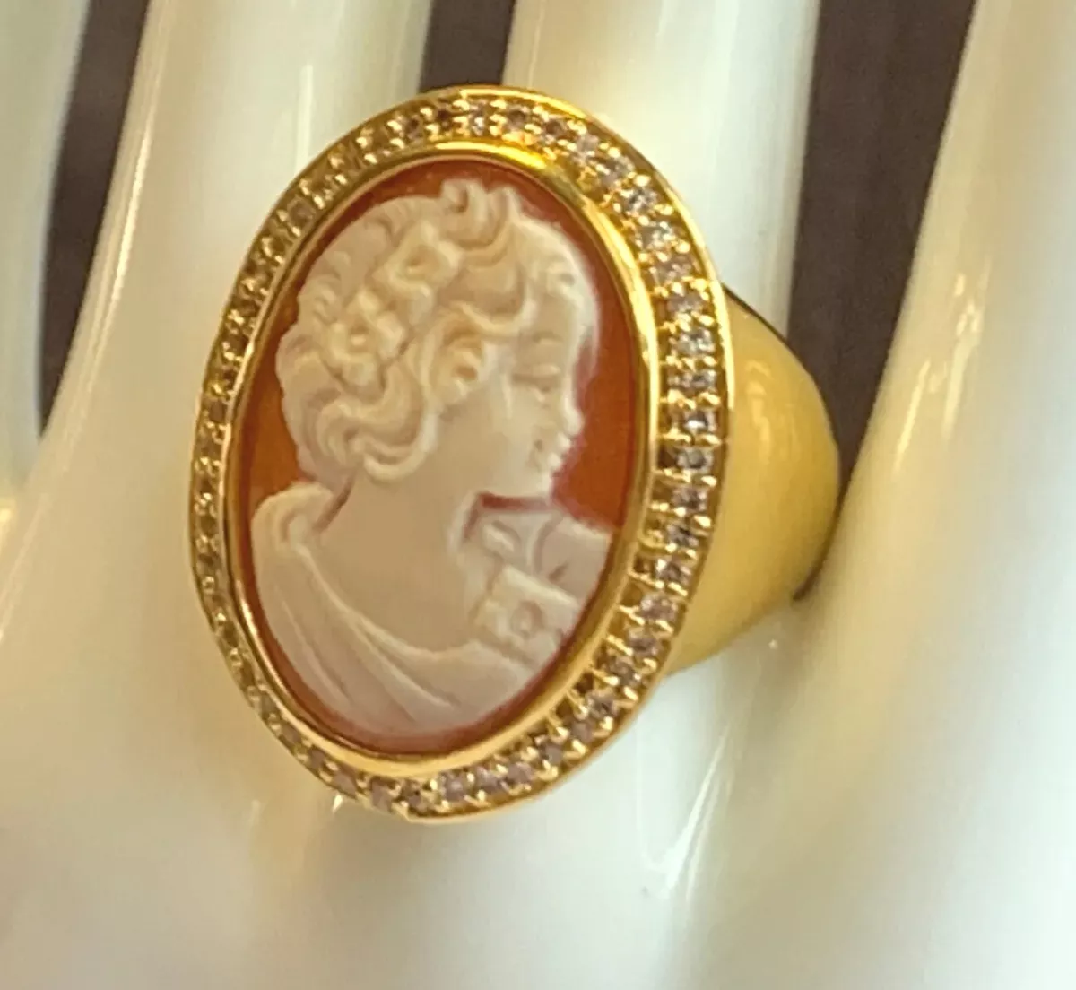 Amedeo Cameo Ring Fashion Costume Jewelry Size 8.75 Band Goldtone