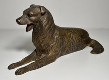 Hundehaltung aus liegender Bronze, Zoomorphe Statue, unsignierte Tierskulptur