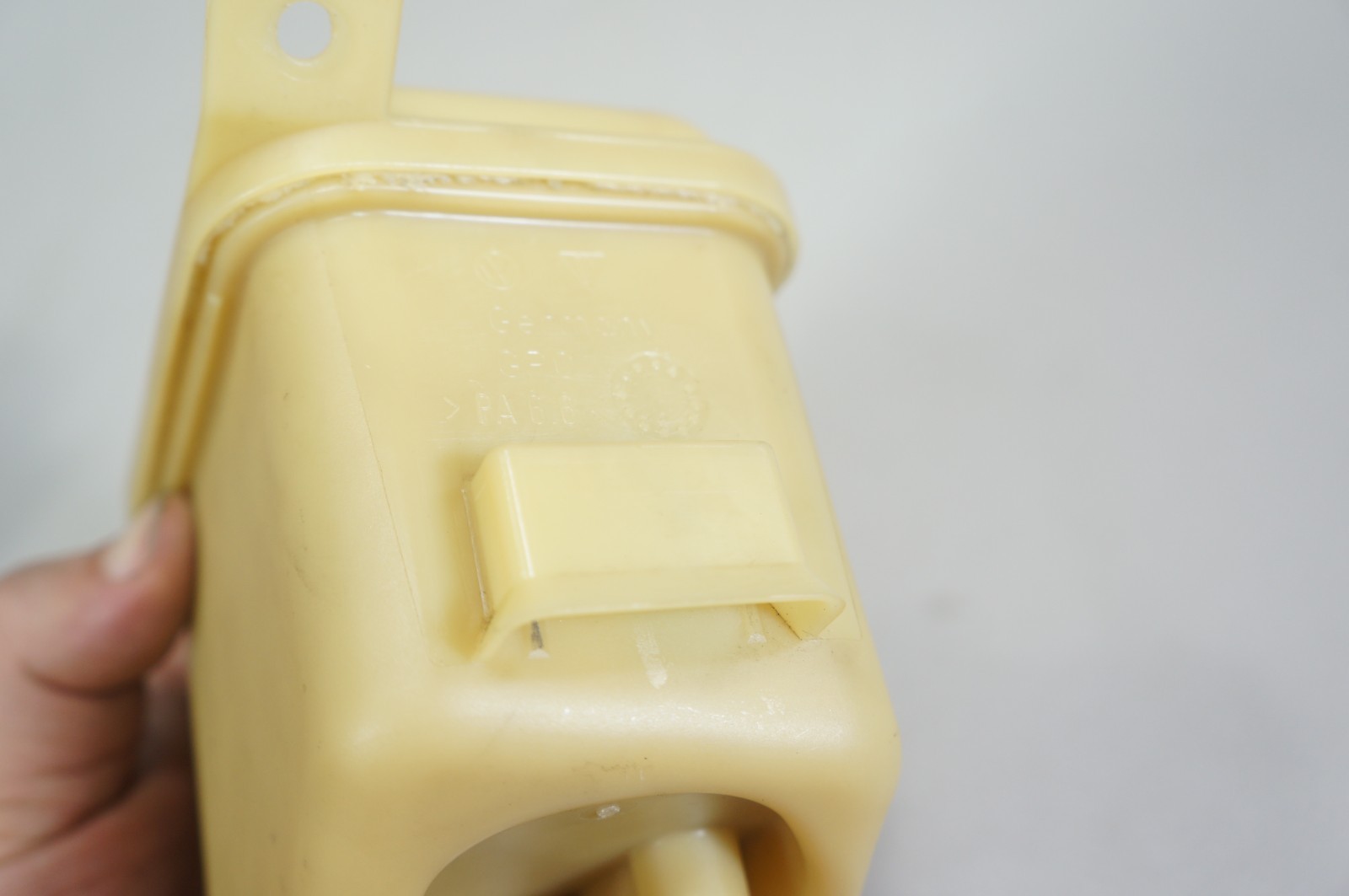 03-2007 vw touareg porsche cayenne power steering pump reservoir tank 7L0422371C