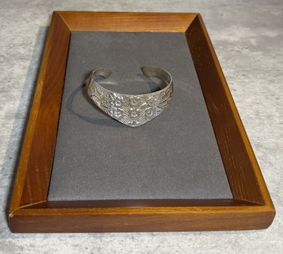 Grober Vintage Armreif versilbert Manschette Stil Weiß Metall Modeschmuck 