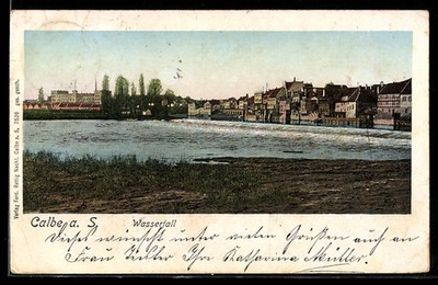 Goldfenster-AK Calbe a. S., Wasserfall mit Stadtpanorama 1907 