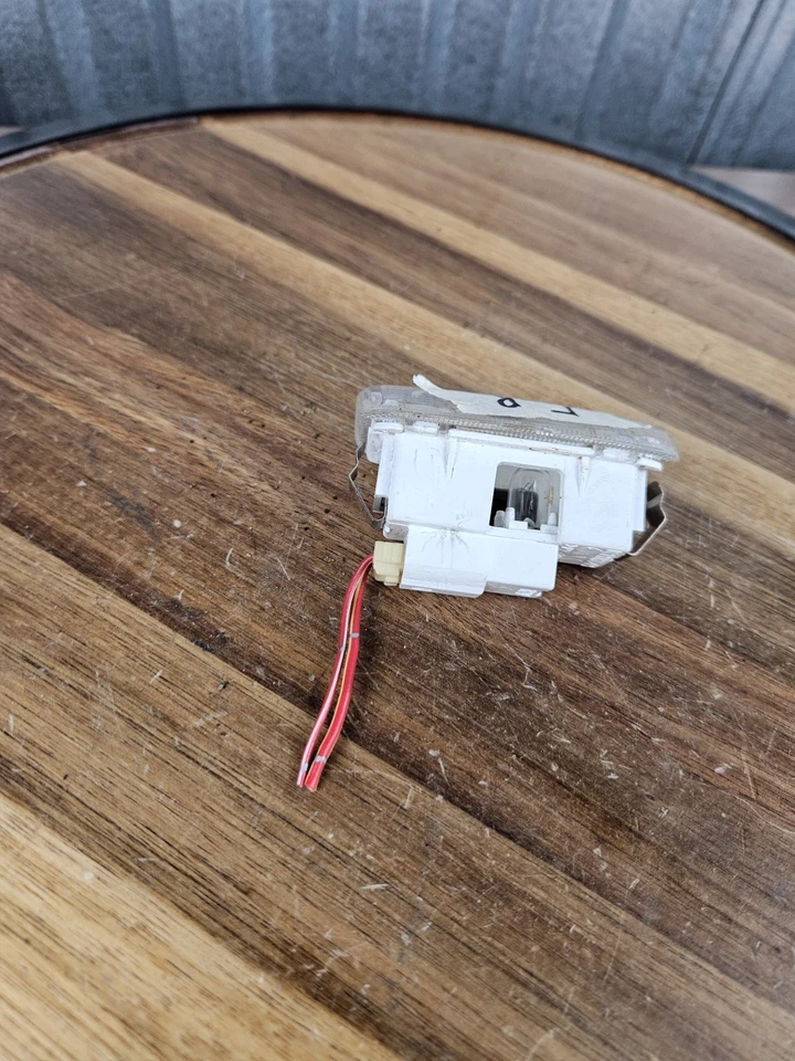 Lámpara de luz de cortesía para puerta interior del lado del pasajero delantero derecho Lexus GS300 1998-2005 Foto 3 de 4