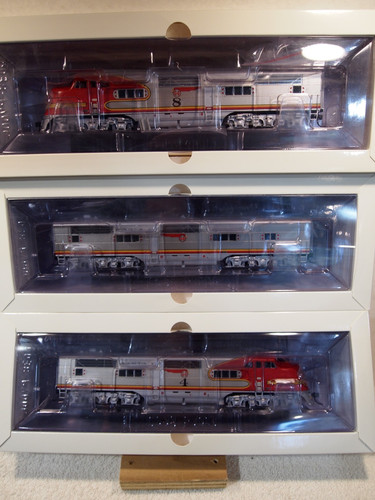 BROADWAY LIMITED 6898+6900 ATSF A-B-A CONJUNTO DE SONIDO DE POSGUERRA E-1 PARA DC+DCC | Zustand: New