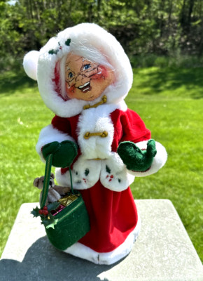 Annalee 2004 WINTERBERRY Mrs Santa Holding Tote W/Teddy Bear 13'' Christmas Doll