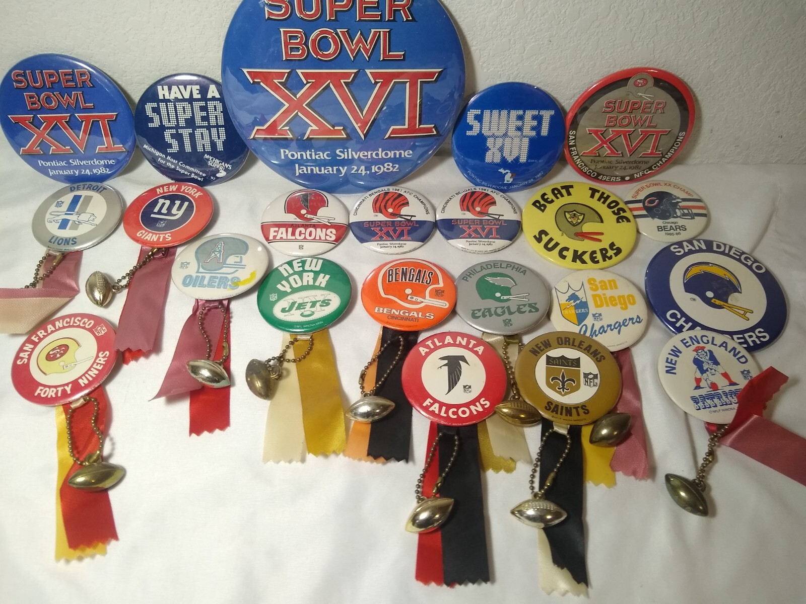 LOT OF 22 Vintage National Football League (NFL) Pinback Buttons