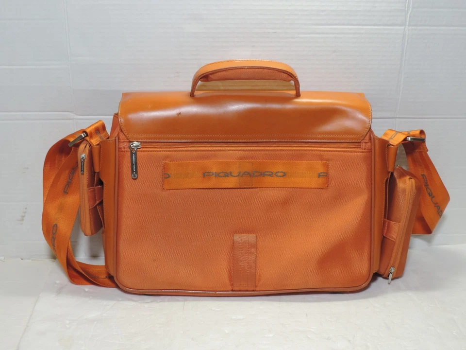 Bolso mensajero para portátil PIQUADRO de cuero naranja Foto 2 de 4