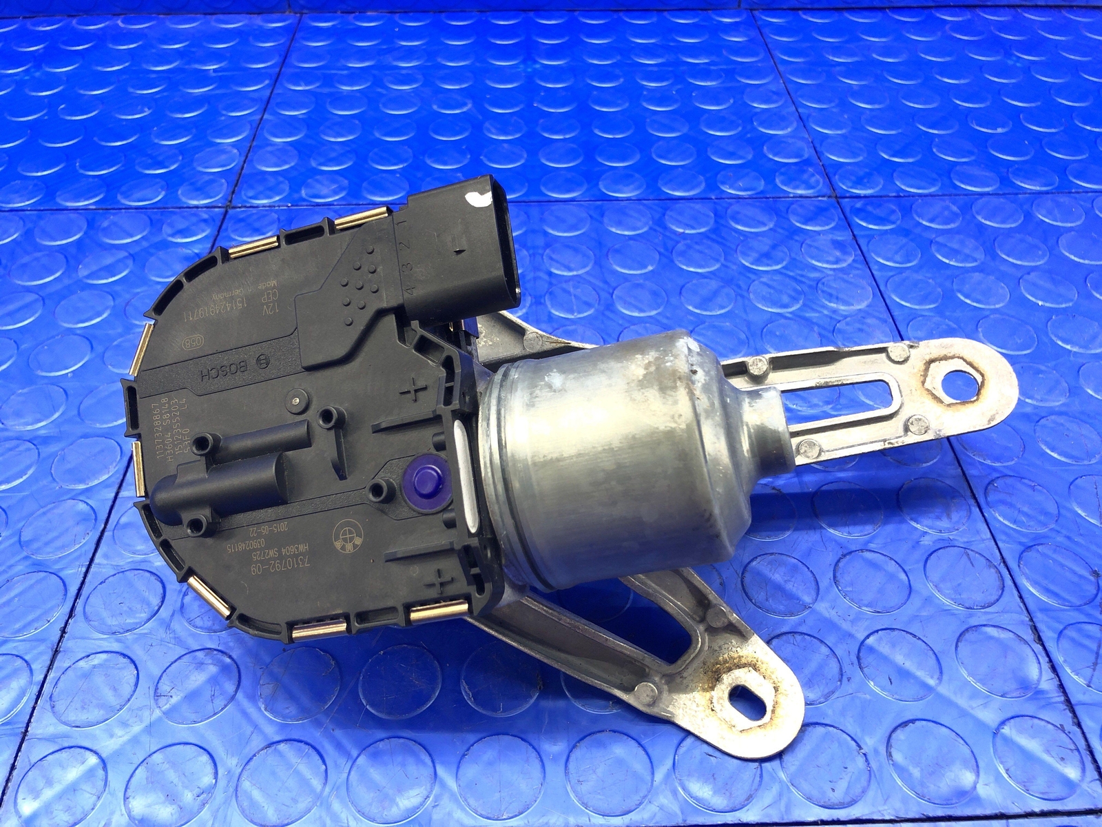 2014 2015 2016 2017 2018 2019 2020 BMW I8 OEM FRONT RIGHT WINDSHIELD WIPER MOTOR