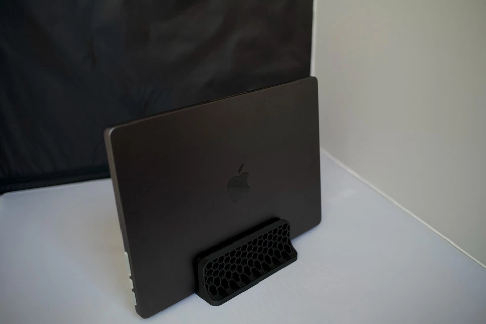 Soporte vertical hecho a mano impreso en 3D para computadora portátil Foto 2 de 4