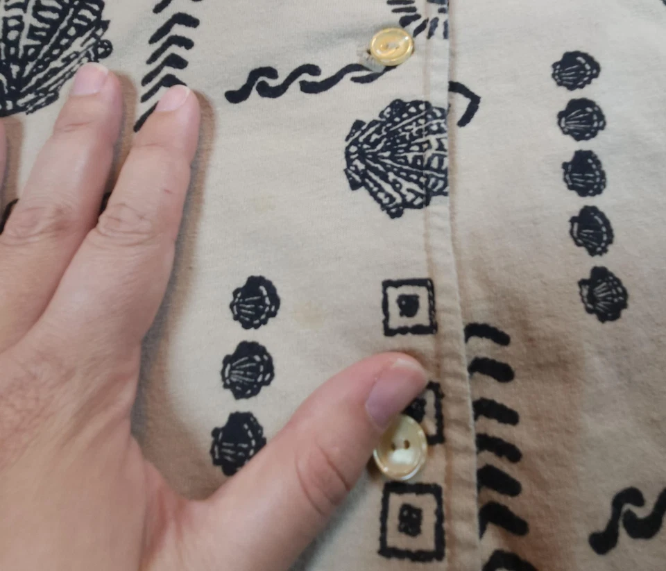 Camisa Haband Para Hombres Extra Grande Beige Estampado Concha Hawaiana Playa Campamento Abotonada Foto 4 de 4