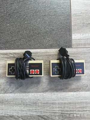 Lot de 2 Manettes NES Nintendo Originales – Vintage - Photo 1/4