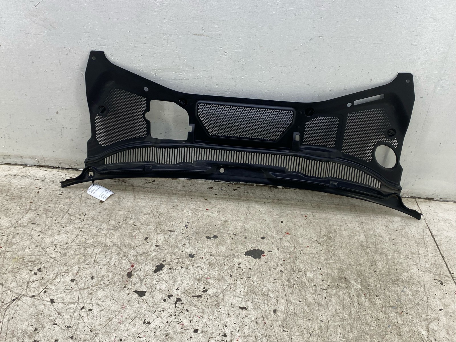 2013-2019 BENTLEY FLYING SPUR OEM FRONT WINDSHIELD VENT PANEL COWL 3W8819415