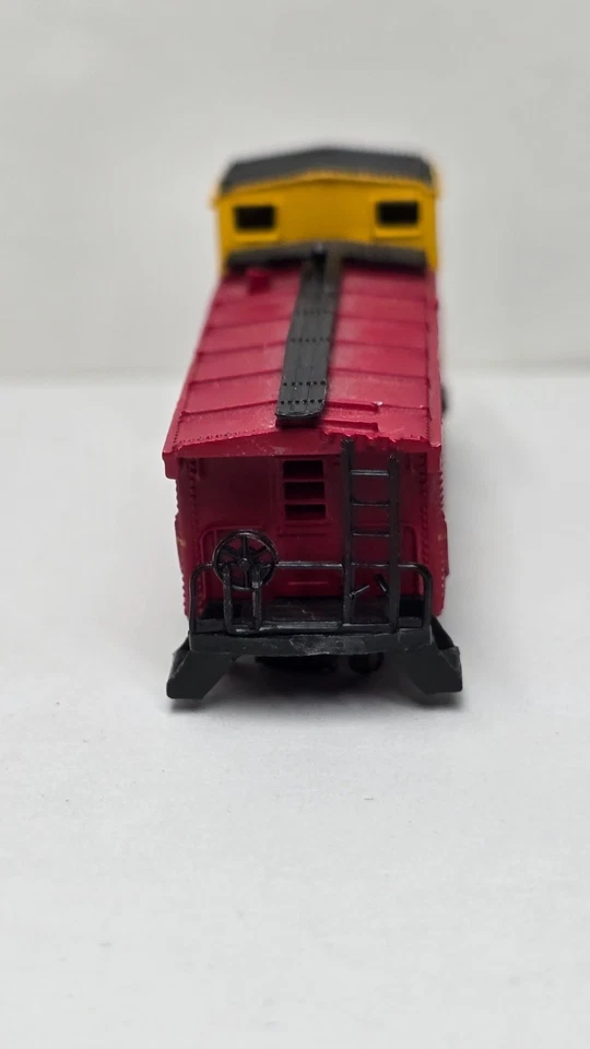 Bachmann N Scale ATSF Santa Fe Caboose #999628 Red & Yellow – Missing Wheelset - Image 2 of 4