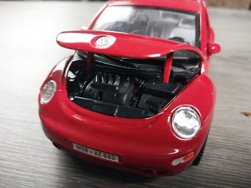 Bburago Volkswagen New Beetle 1998 Red 1/18 - Picture 7 of 8