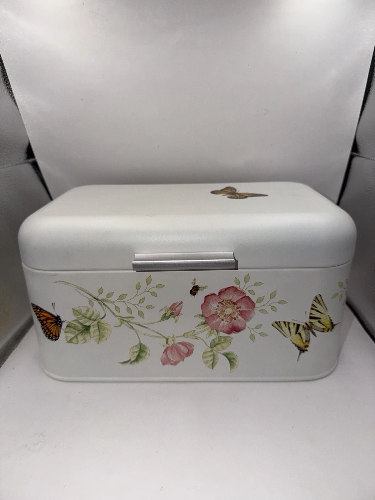 Butterfly Meadow Bread Box, 11.25" L x 6.5" W x 6“ H EUC
Opens in a new window or tab