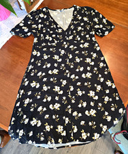 Old Navy Women's M Black/White Floral A-Line V-Neck Short Sleeve Knee Dress
