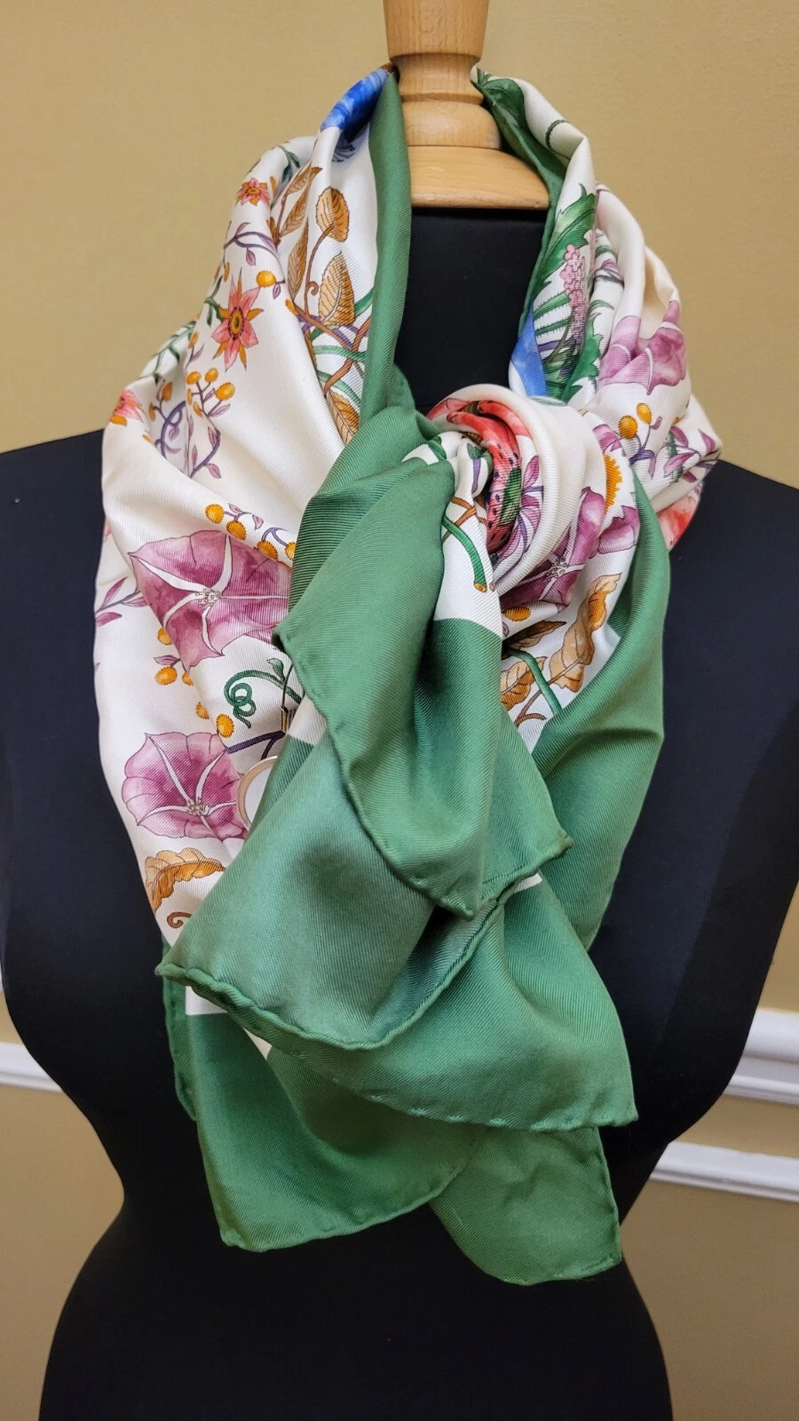 Gucci Foulard en soie multicolore à fleurs 34