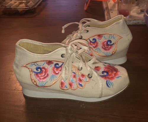 New Women’s Size 7.5/5/39 Lace-Up Embroidered Sneakers Hidden Heel Canvas Casual - Picture 2 of 13