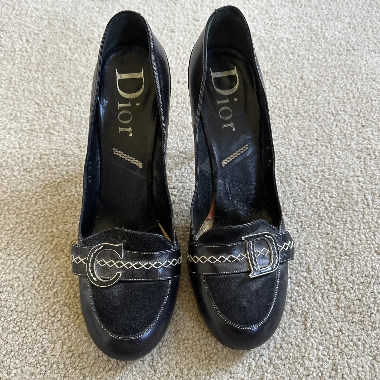Christian Dior bout rond talon noir avec broderie et initiales CD taille 41