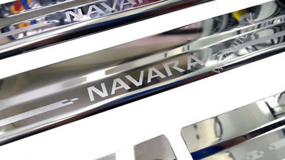 PLACA RASGUÑO UMBRAL PUERTA ACERO INOXIDABLE apta para camioneta Nissan Frontier NP300 2014-2016 Foto 3 de 4