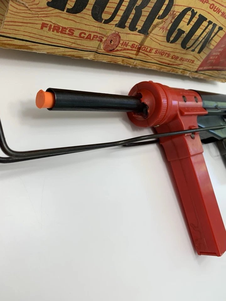Pistola de casquillo Mattel "Burp Gun" funciona ~ vintage años 60 hecha en Los Ángeles, Cal. USA Foto 2 de 4