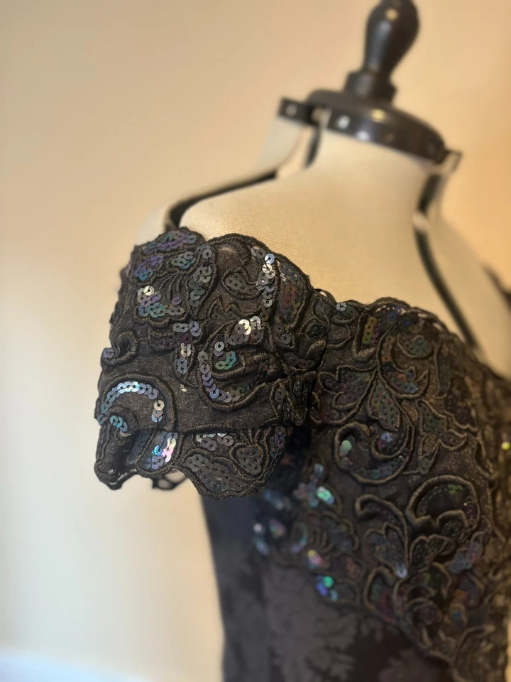 Vestido de fiesta negro Jessica McCLINTOCK con hombros descubiertos damasco + lentejuelas | Años 80 talla 4 Foto 4 de 4