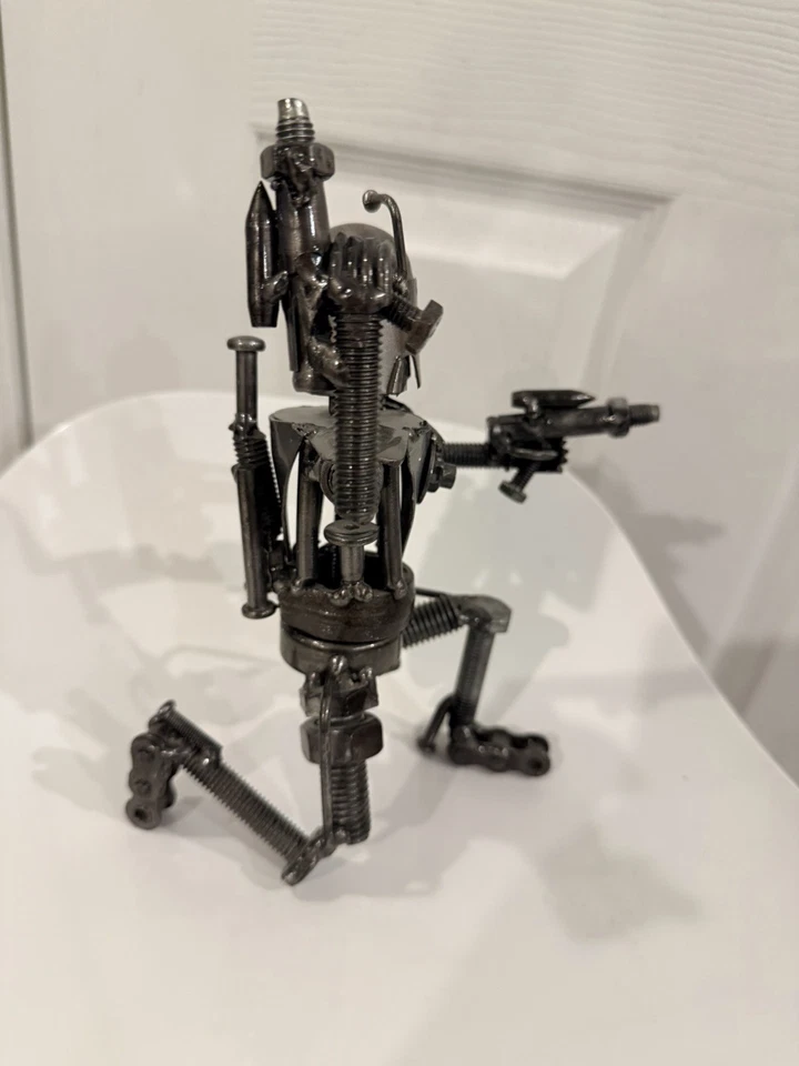 Escultura de metal Boba Fett de Star Wars con materiales reciclados Foto 2 de 4