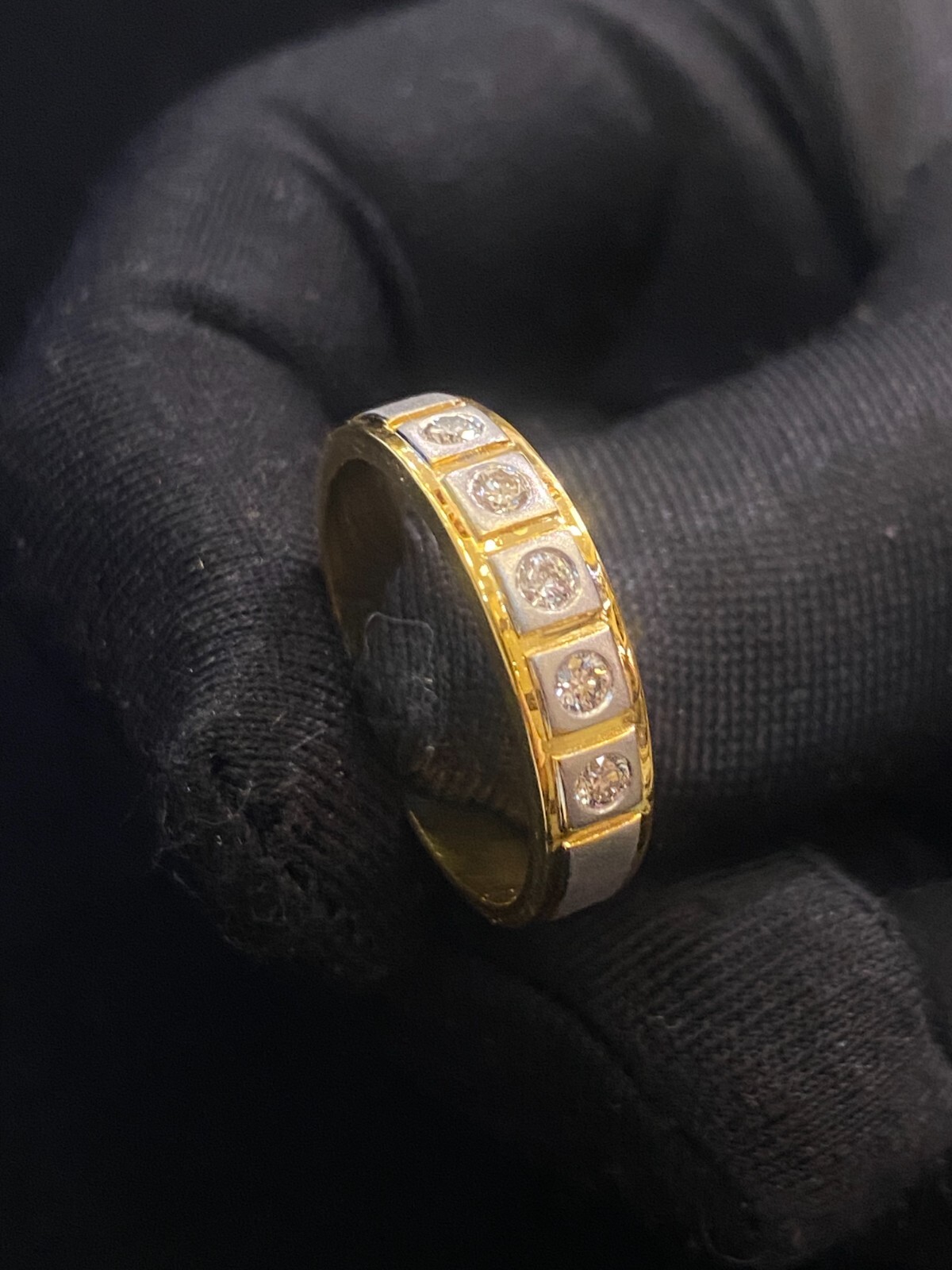 Anillo de boda unisex de cinco piedras con diamantes brillantes redondos de 0,25 quilates en oro de 18 quilates