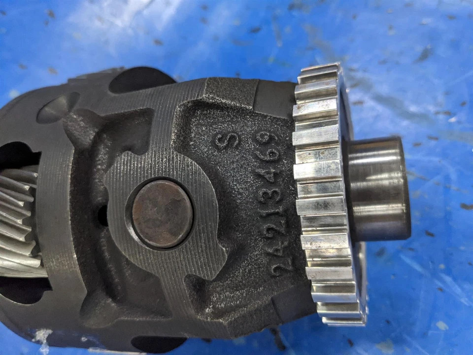 2007 Saturn Vue Rear Suspension Differential Assembly GM 19125757 - Image 3 of 4