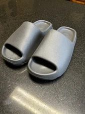 Yeezy Slide Onyx Size 9 