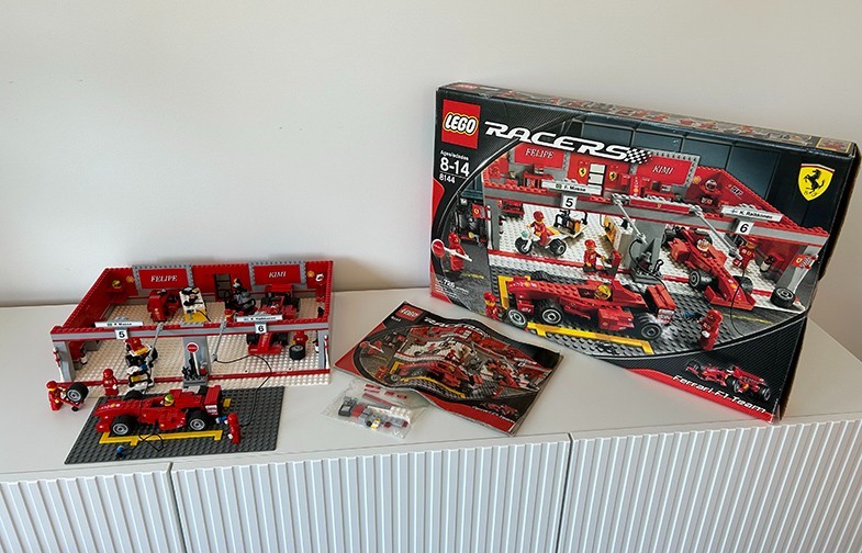 Lego 8144 Ferrari 248 F1 Team set (Raikkonen Edition)