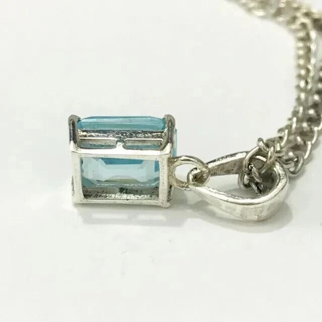 Elegante colgante para mujer de aguamarina simulada de corte esmeralda de 2 quilates enchapado en oro blanco de 14 quilates Foto 4 de 4