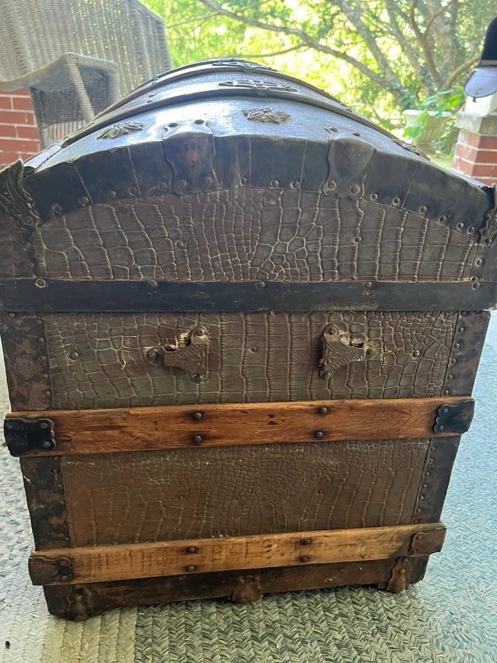 Antiguo baúl de vapor con cúpula superior - lados de hojalata de cocodrilo y bandas de madera: patente 1880 Foto 3 de 4