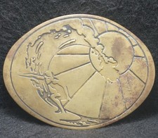 XD13106 VINTAGE 1970s WAVES SUN NATURE ARTWORK SOLID BRASS MENS BELT BUCKLE