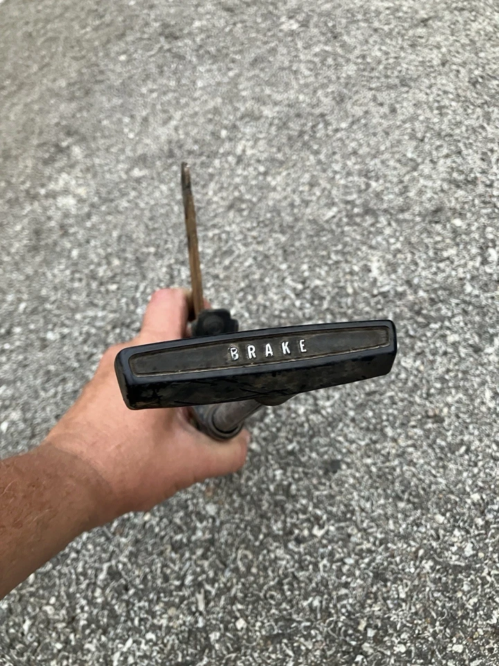 Conjunto de pedal de freio de estacionamento OEM 1968 MOPAR A BODY Plymouth DUSTER Dodge DART - Imagem 2 de 3