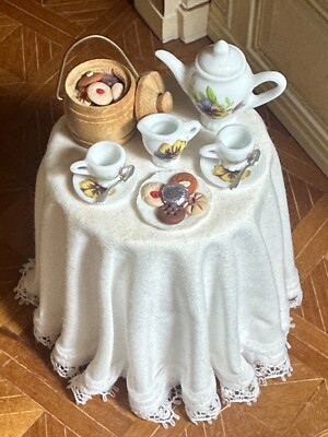Puppenstube Miniatur 1:12 Handwerker bekleideter Teetisch + Kekse