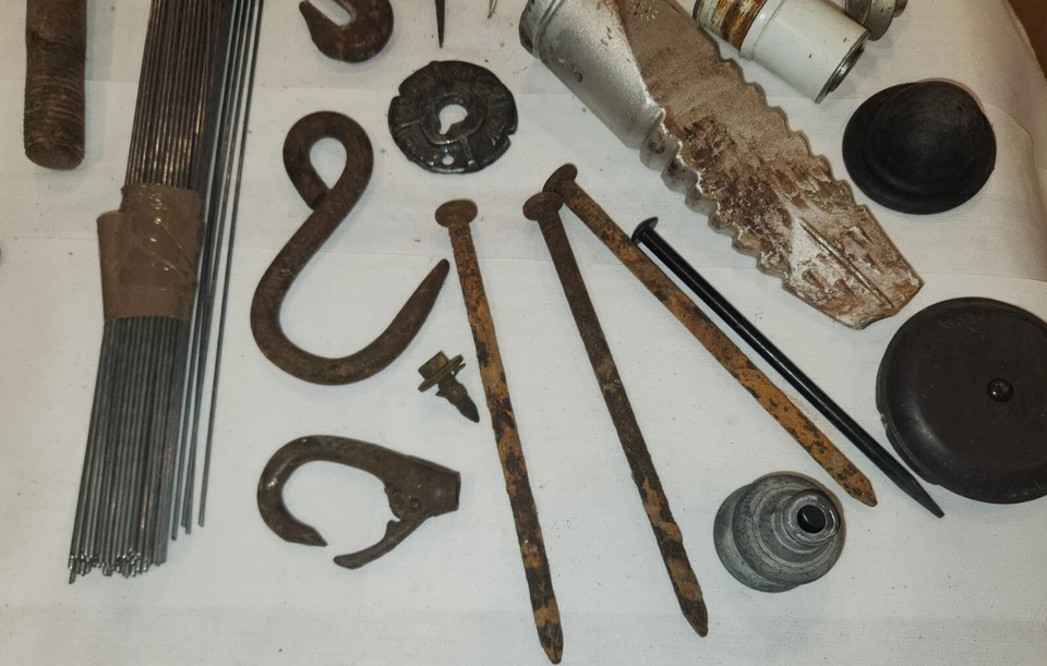 ЛОТ ПРОДАЖИ #113 48 АНТИКВАРНЫЕ/ВИНТАЖНЫЕ металлические ЗАПЧАСТИ - КВАСЦЫ, ЖЕЛЕЗО, СТАЛЬ, ОЦИНКОВАННЫЕ И Т.Д., - Изображение 4 из 4