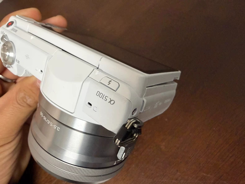 Sony Alpha a5100 Mirrorless White w/ E 16-50mm Lens 24MP Camera