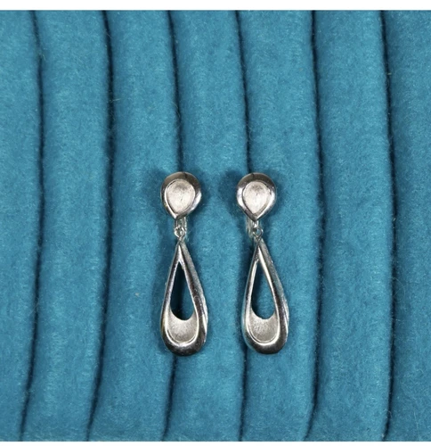 very pretty vintage costume jewelry crown trifari silver tone clip on Earrings